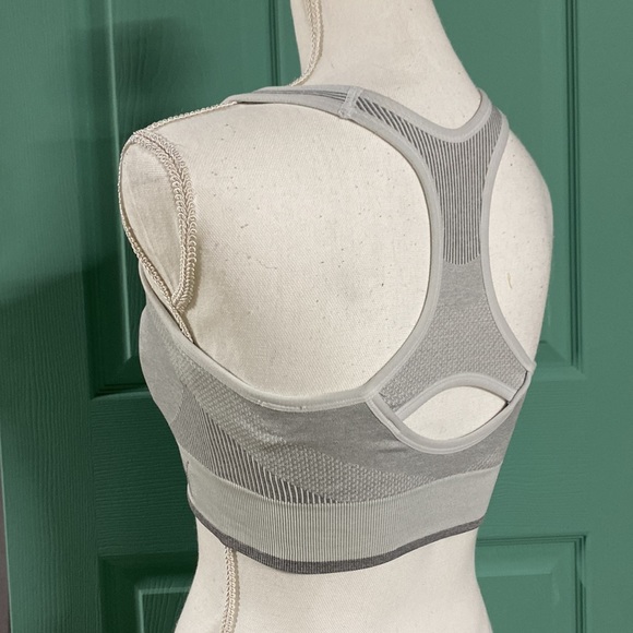 M - Puma New - Sports Bra - Picture 4 of 5